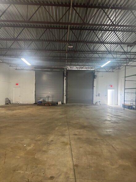 14040 NW 19th Ave, Opa-locka, FL à louer - Photo du bâtiment - Image 3 de 7
