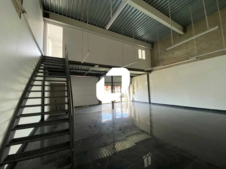 Office in Villeneuve-la-Garenne for lease - Building Photo - Image 3 of 12