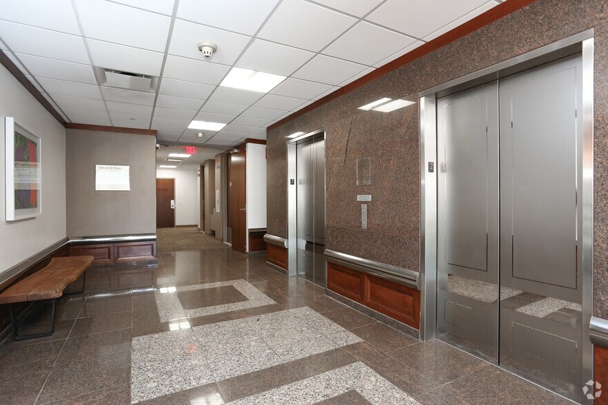 175 Capital Blvd, Rocky Hill, CT à louer - Hall d’entrée - Image 2 de 2
