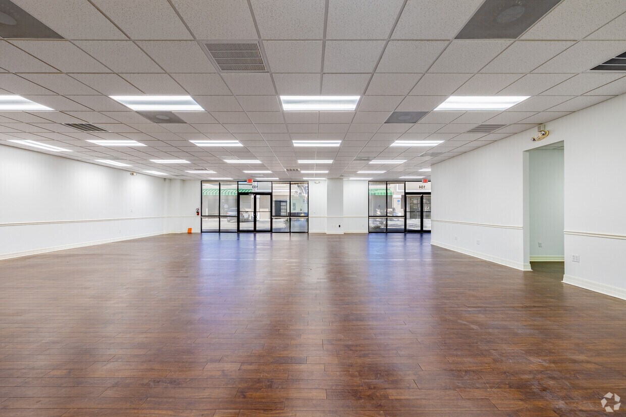 8991 Daniels Center Dr, Fort Myers, FL for sale Interior Photo- Image 1 of 17