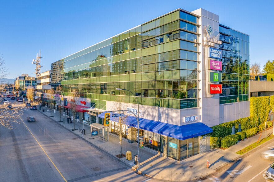 555 Sixth St, New Westminster, BC à louer - Photo du bâtiment - Image 2 de 13