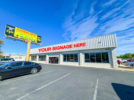 ± 9,300 SF Street-front Retail With Warehouse - Entrepôt