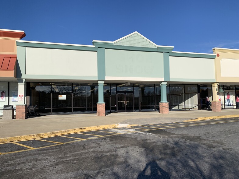 250 Highlands Square Dr, Hendersonville, NC for lease - Building Photo - Image 1 of 9