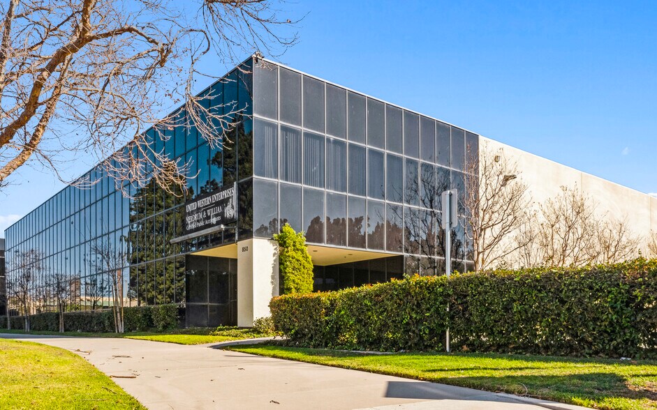 850 Flynn Rd, Camarillo, CA à louer - Photo du bâtiment - Image 2 de 16