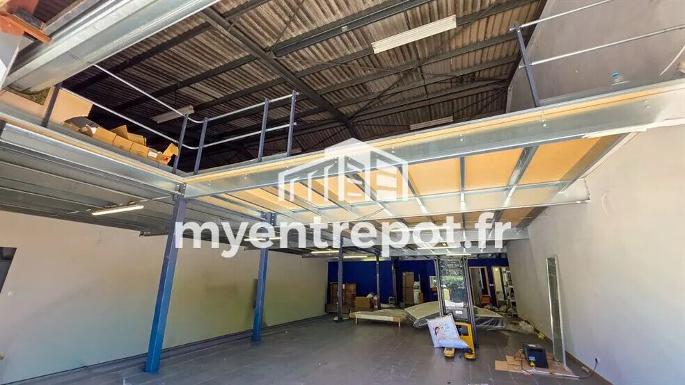 Flex dans Gémenos à louer - Photo du bâtiment - Image 2 de 7