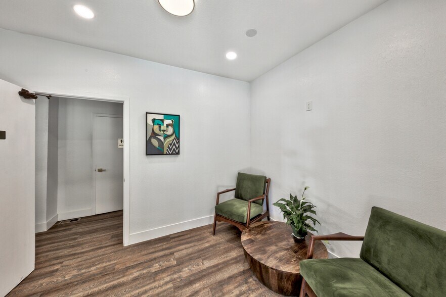 2229 Barton Ave, South Lake Tahoe, CA à vendre - Photo intérieure - Image 2 de 11