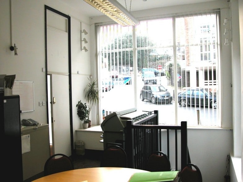 73A High St, Cowes for lease - Interior Photo - Image 3 of 5