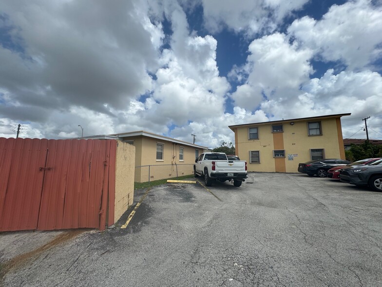 231 E 7th St, Hialeah, FL à vendre - Photo du b timent - Image 2 de 35