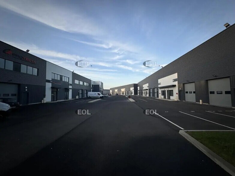 Flex dans Savigny-le-Temple à louer - Photo du bâtiment - Image 2 de 7