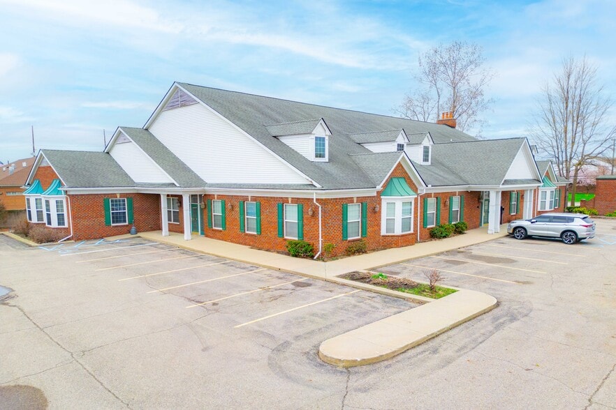 2104 E Eleven Mile Rd, Warren, MI à louer - Photo du bâtiment - Image 1 de 14