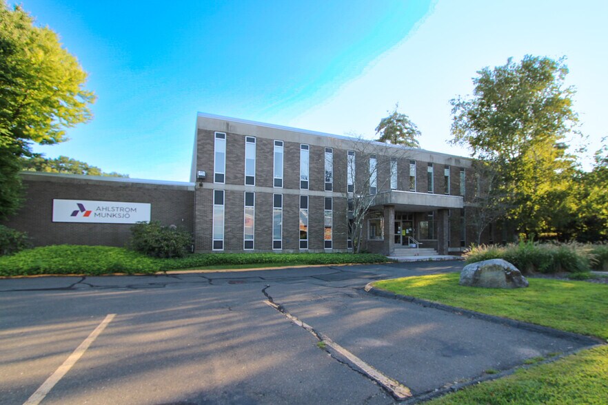 2 Elm St, Windsor Locks, CT à louer - Photo du bâtiment - Image 3 de 24
