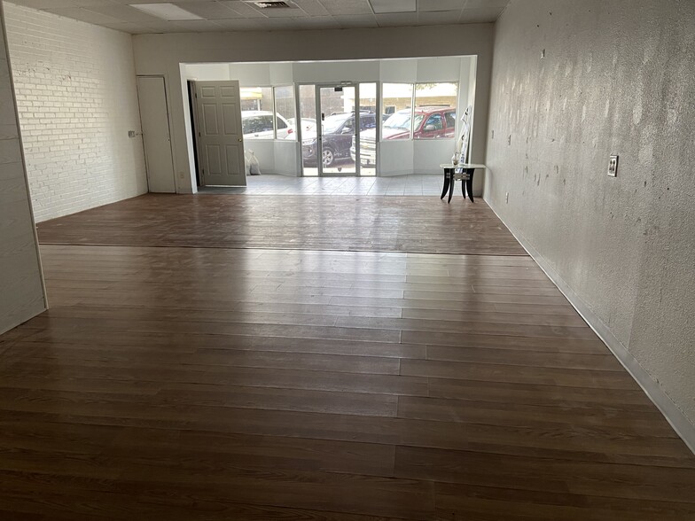 222 E Jackson Ave, Harlingen, TX for lease - Interior Photo - Image 2 of 11
