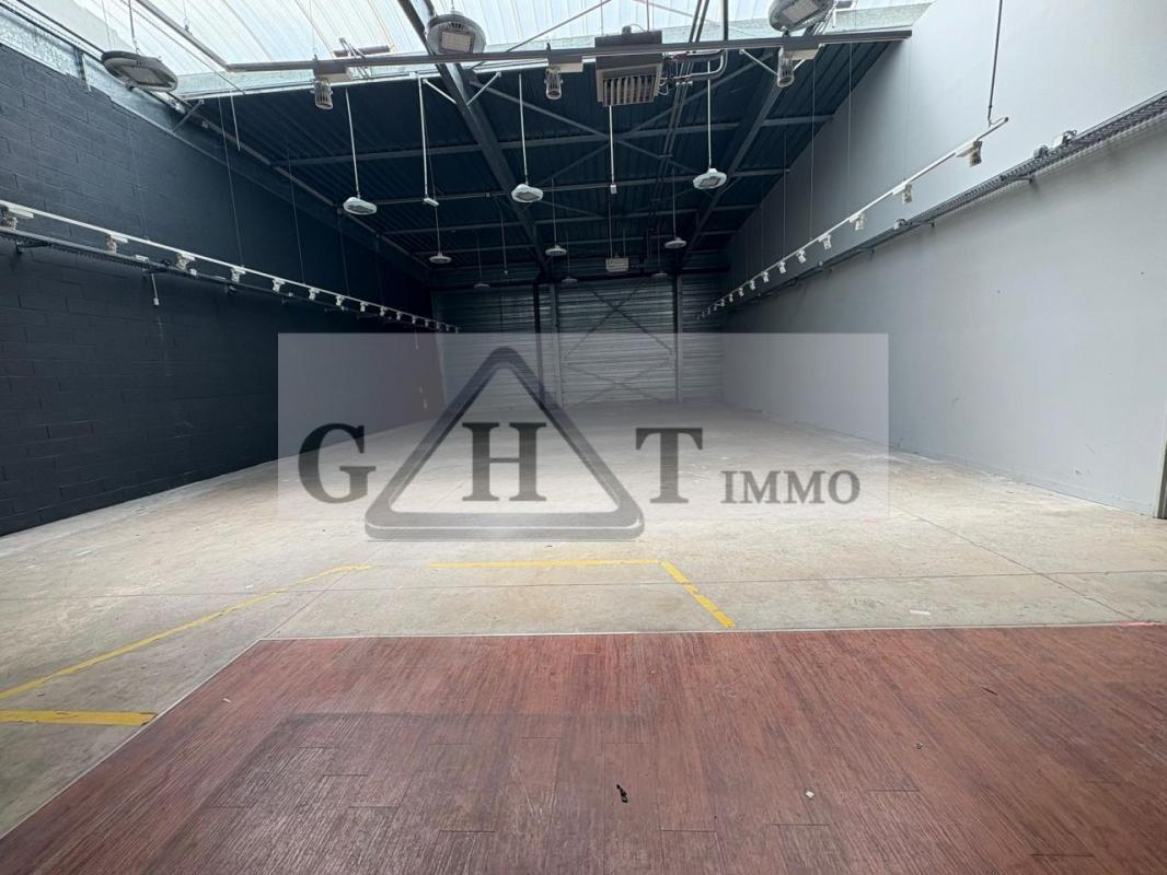Office in Vaux-le-Pénil for lease Interior Photo- Image 1 of 10
