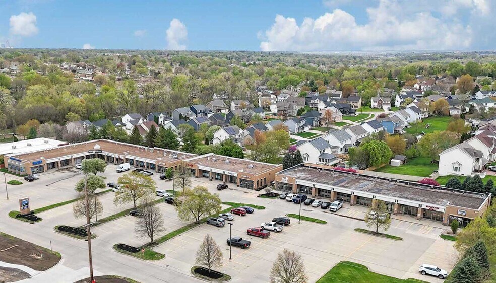 8000-8128 Douglas Ave, Urbandale, IA à louer - Photo du bâtiment - Image 1 de 3