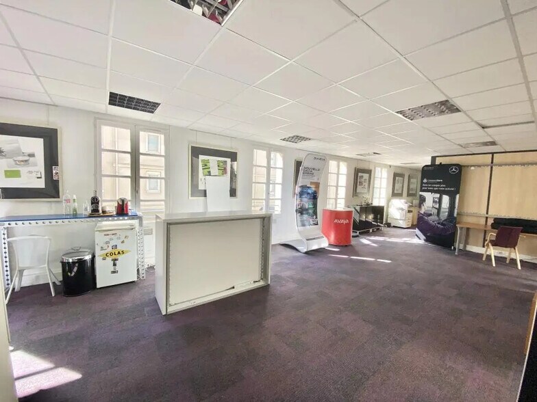Bureau dans Sèvres à louer - Photo du bâtiment - Image 2 de 7