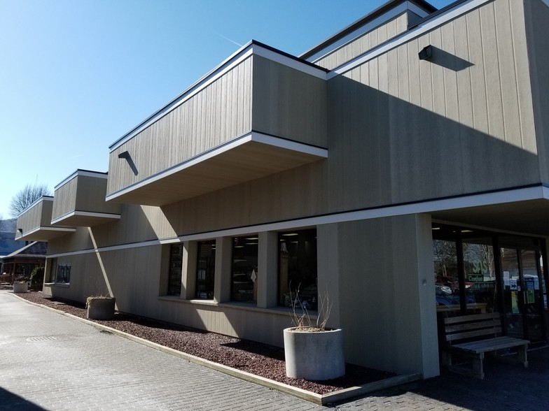 140 Village Sq, Painted Post, NY for lease - Building Photo - Image 3 of 4
