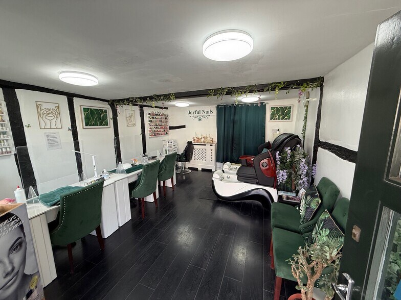 20 Aylesbury End, Beaconsfield à louer - Photo du bâtiment - Image 3 de 4