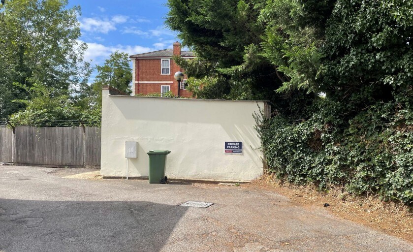 30 West Hill, Epsom à louer - Photo du bâtiment - Image 2 de 2