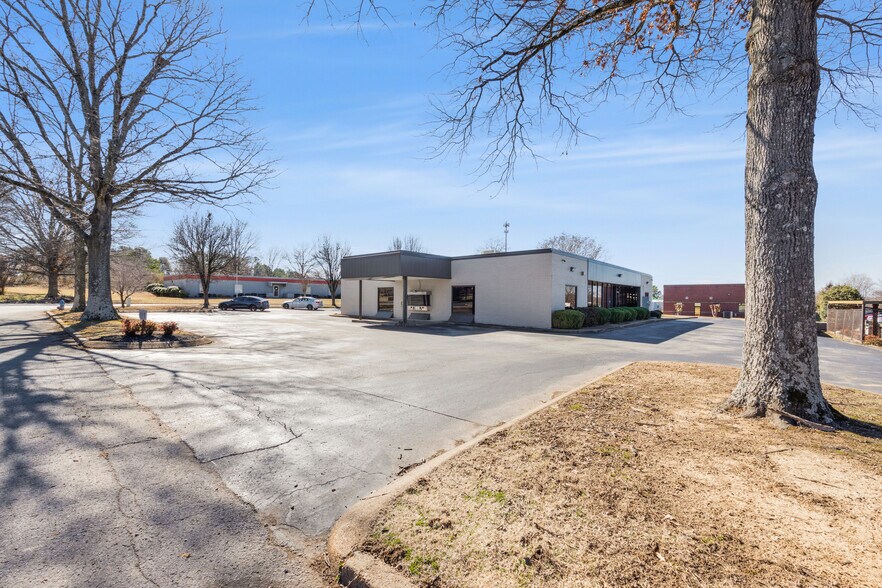 57 Directors Row, Jackson, TN à vendre - Photo du bâtiment - Image 2 de 34
