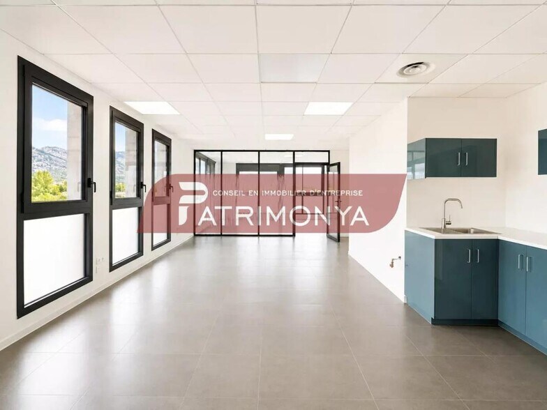 Office in Aubagne for lease - Interior Photo - Image 2 of 4