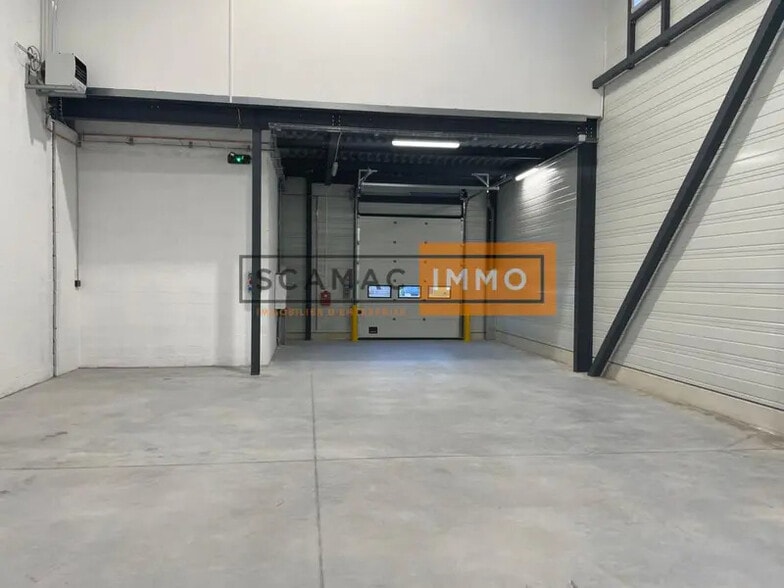 Industrial in Pontoise for lease - Interior Photo - Image 2 of 8