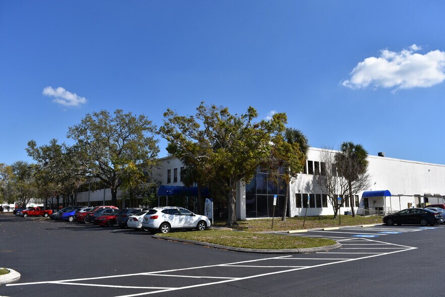 2400 118th Ave N, Saint Petersburg, FL à vendre - Photo du bâtiment - Image 3 de 23