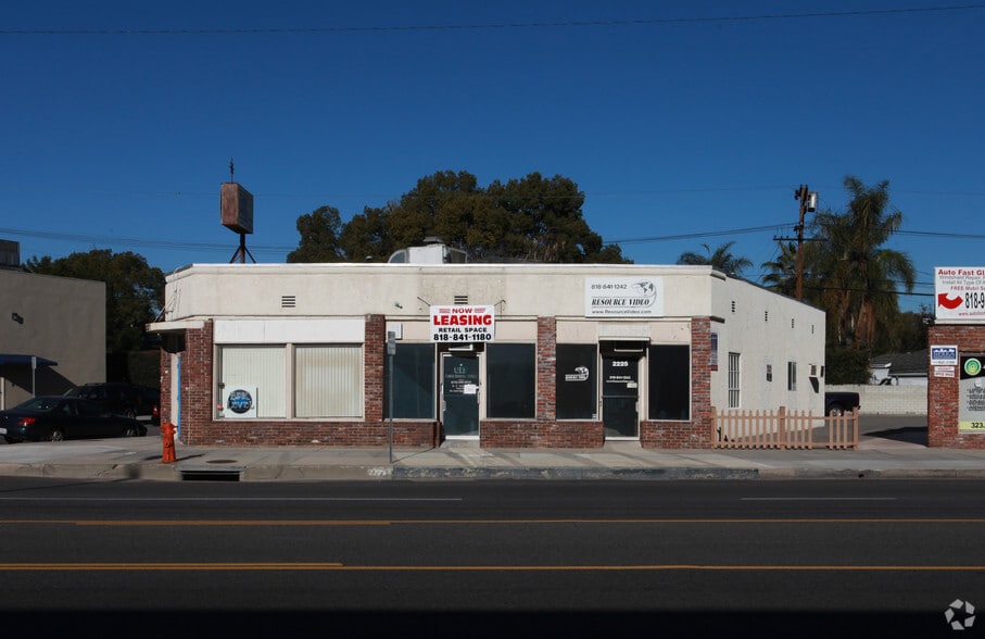 2221-2225 W Olive Ave, Burbank, CA for lease - Building Photo - Image 2 of 35