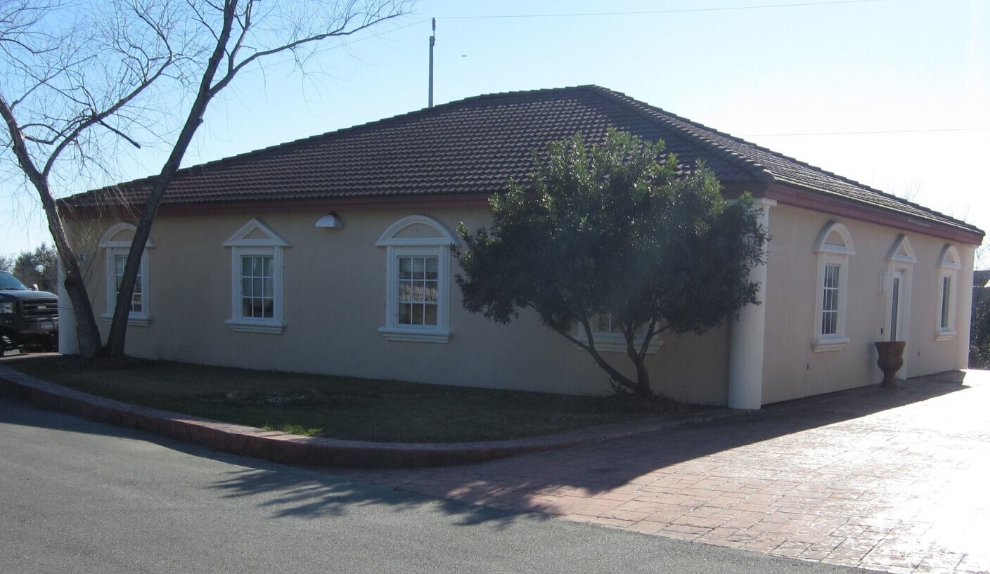 1425 Universal City Blvd, Universal City, TX for lease Building Photo- Image 1 of 14