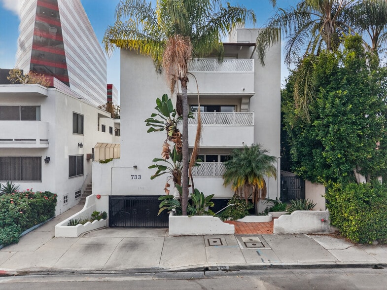 733 Huntley Dr, West Hollywood, CA à vendre - Photo principale - Image 1 de 17