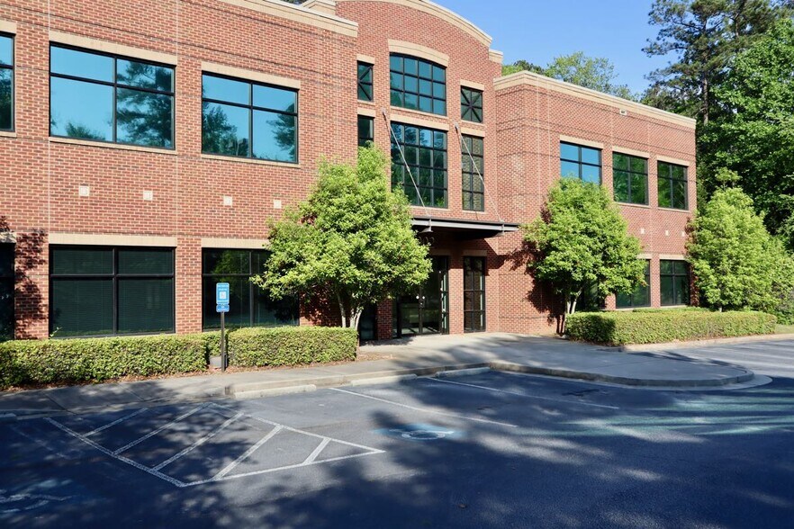 2002 Commerce Dr N, Peachtree City, GA à louer - Photo du bâtiment - Image 3 de 4