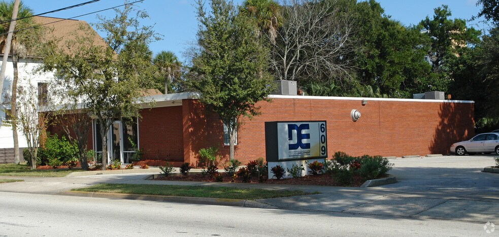 609 S Ridgewood Ave, Daytona Beach, FL à louer - Photo du bâtiment - Image 2 de 13
