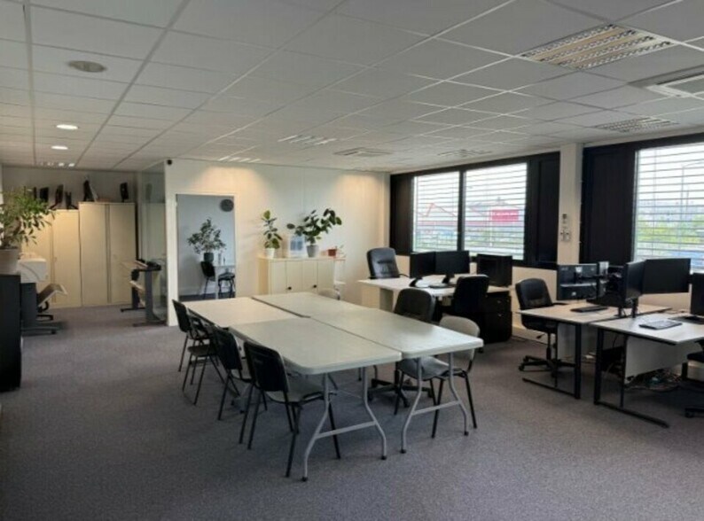 Office in Vaulx-en-Velin for lease - Interior Photo - Image 1 of 10