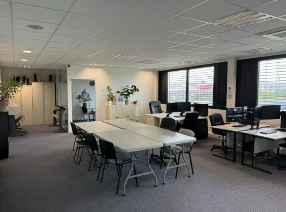 Office in Vaulx-en-Velin for lease Interior Photo- Image 1 of 11