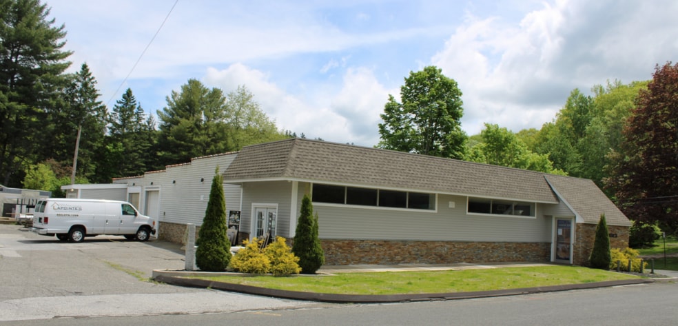 2 E Lake St, Winsted, CT à vendre - Photo du bâtiment - Image 2 de 4