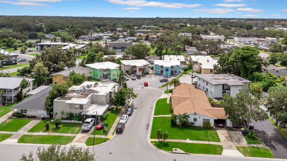 309 Avanda Ct, Clearwater, FL à vendre - Photo du bâtiment - Image 3 de 11