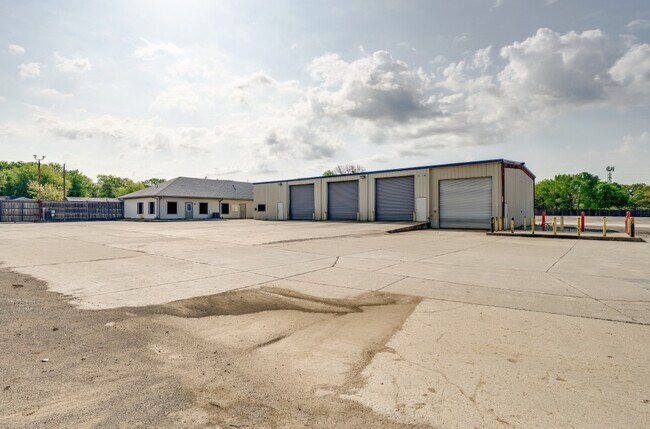 Plus de détails pour 421 Compton Ave, Irving, TX - Industriel à louer