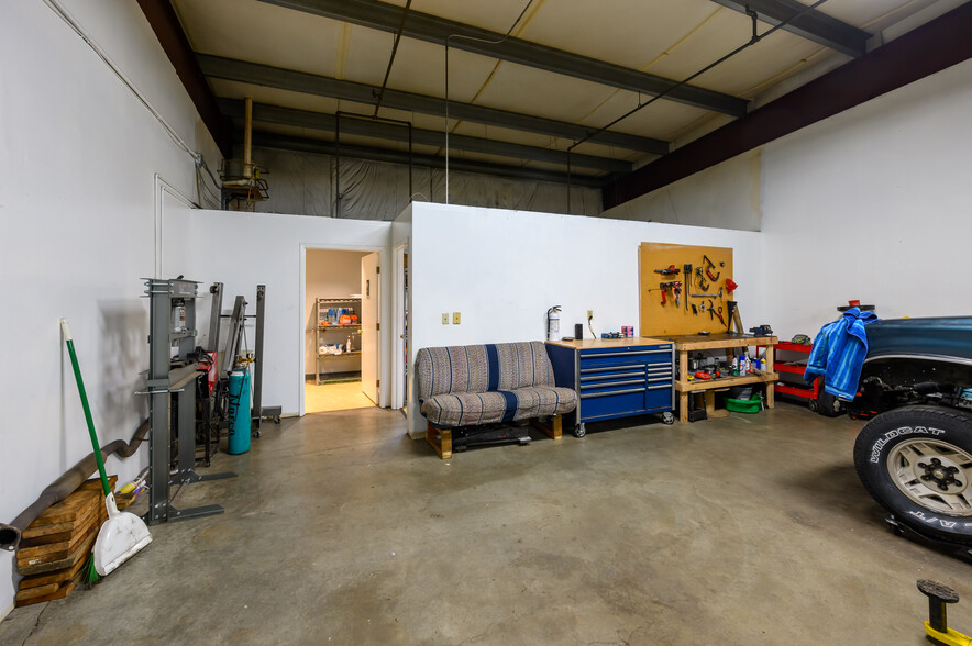 460 NE Hemlock Ave, Redmond, OR for lease - Building Photo - Image 3 of 10