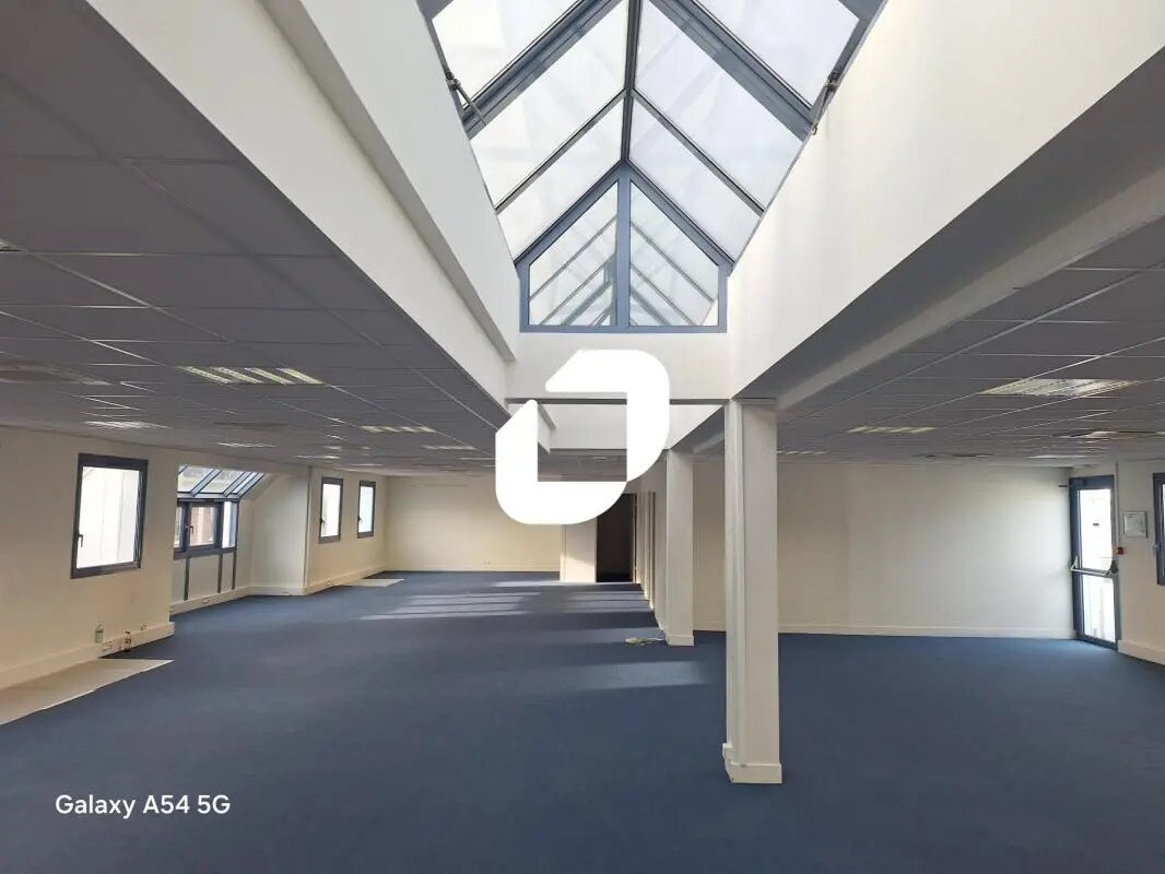 Office in Boulogne-Billancourt for lease Building Photo- Image 1 of 9