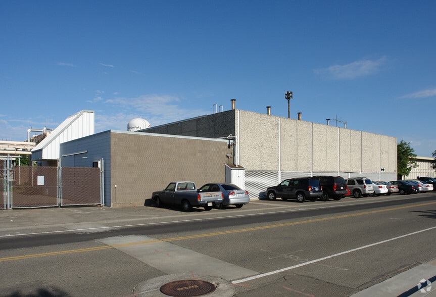 3304 Peacekeeper Way, Mcclellan, CA for lease - Building Photo - Image 2 of 8
