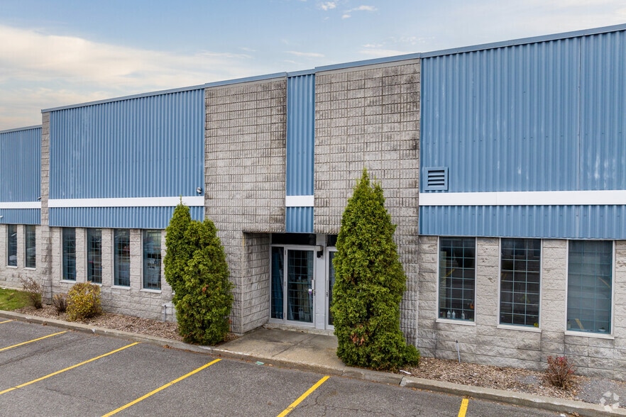 976-994 Rue Bergar, Laval, QC for lease - Building Photo - Image 3 of 5