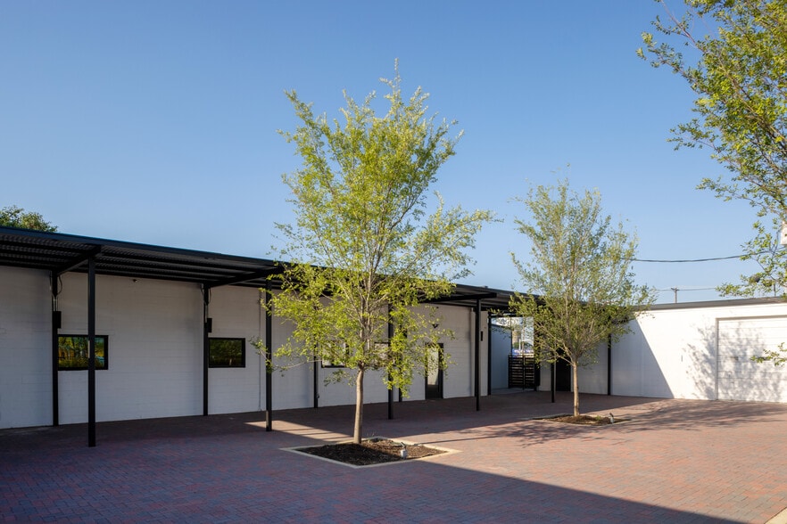 300 E Division St, Arlington, TX for lease - Building Photo - Image 2 of 11