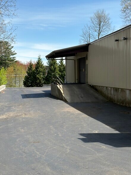 130 Industrial Dr, North Smithfield, RI à vendre - Photo du bâtiment - Image 3 de 24