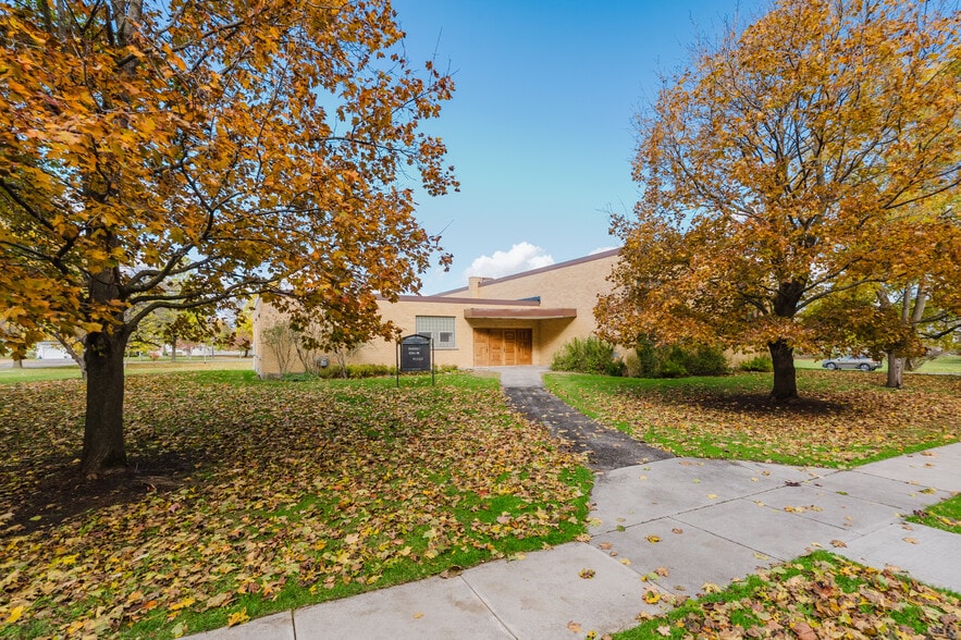 557 Thompson Blvd, Watertown, NY for sale - Building Photo - Image 3 of 23