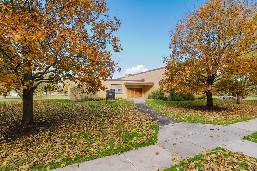 557 Thompson Blvd, Watertown, NY à vendre - Photo du bâtiment - Image 3 de 23