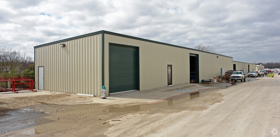 1748 N Main St, Cleburne, TX for lease - Building Photo - Image 2 of 8