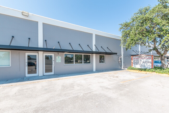 Plus de détails pour 3501-3531 NW 19th St, Fort Lauderdale, FL - Bureau/Commerce de détail, Industriel à louer