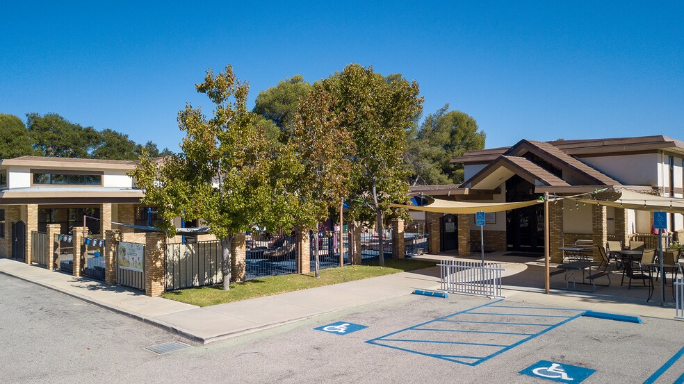 3947 Kimber Dr, Thousand Oaks, CA à vendre - Photo du bâtiment - Image 2 de 12