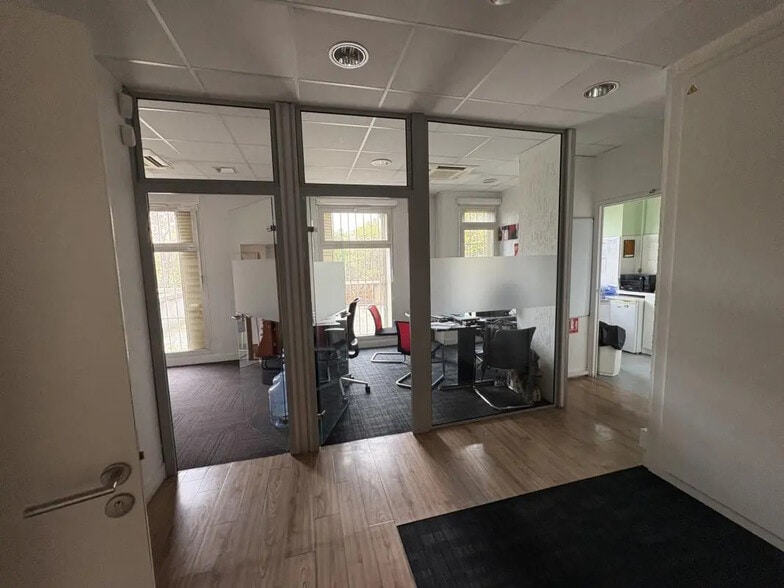 Retail in Marseille for lease - Interior Photo - Image 3 of 8