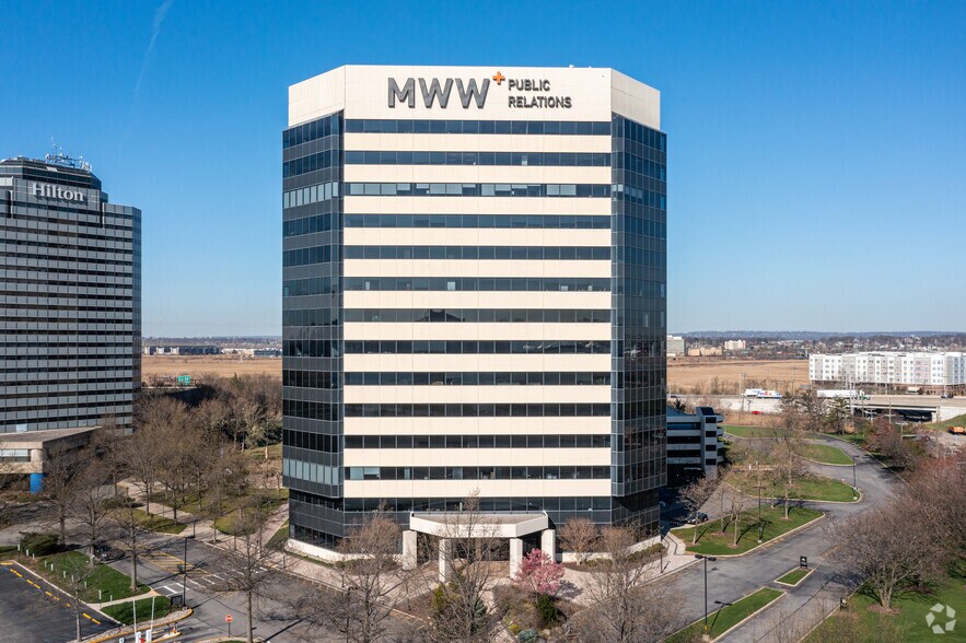 1 Meadowlands Plz, East Rutherford, NJ à louer - Photo du bâtiment - Image 3 de 4