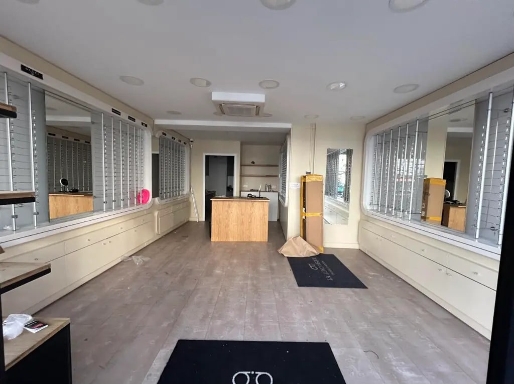 Retail in Paris for lease Interior Photo- Image 1 of 6